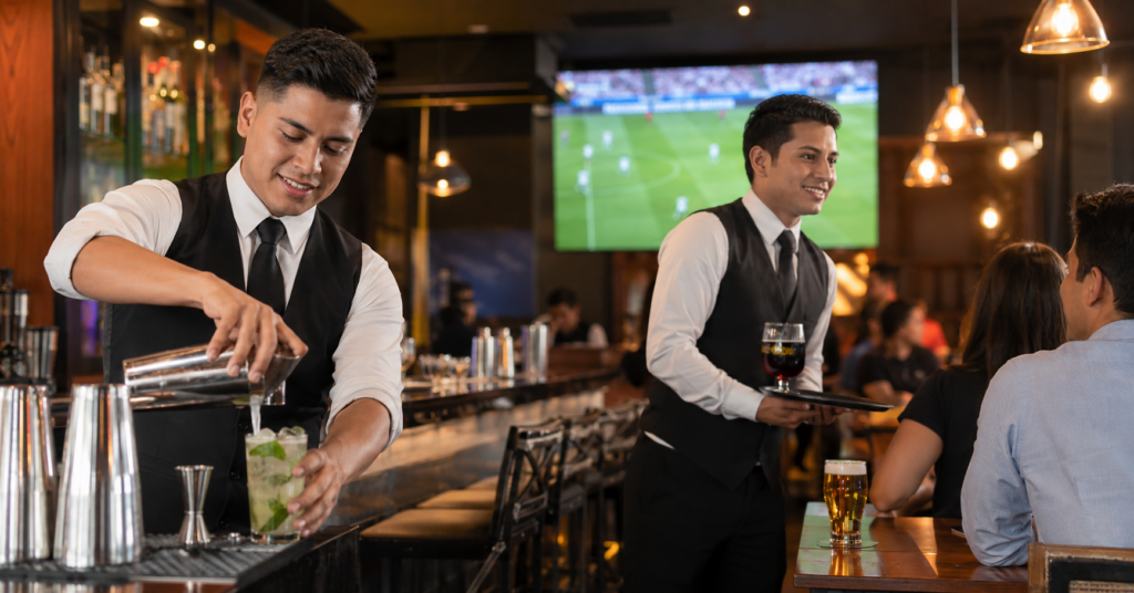 Personal de hospitalidad trabajando en evento deportivo, empleos temporales México 2026