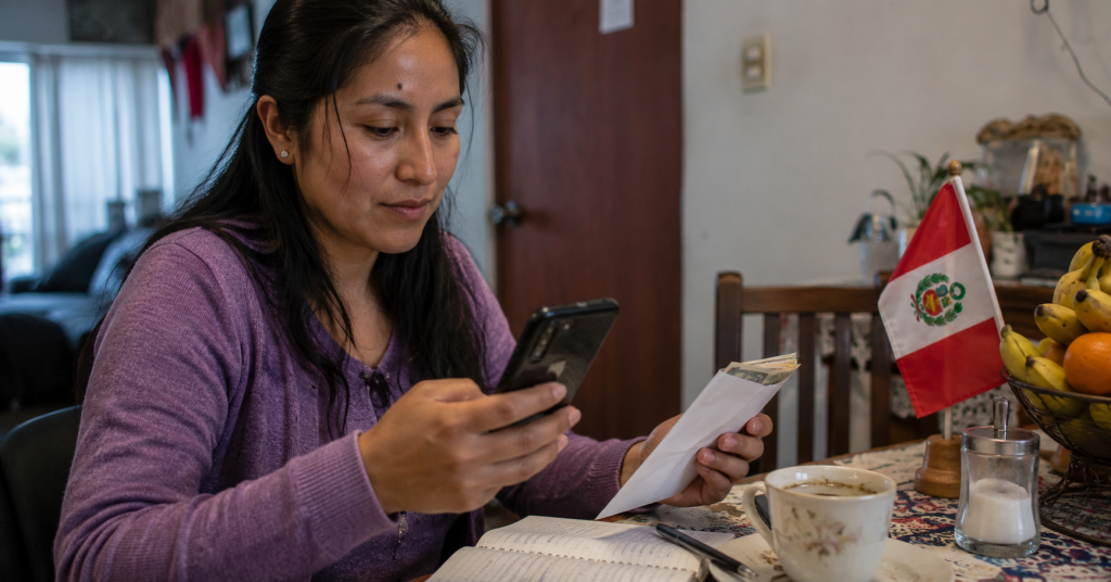 Trabajadora revisando el depósito de su gratificación de julio 2026 en Perú desde su casa