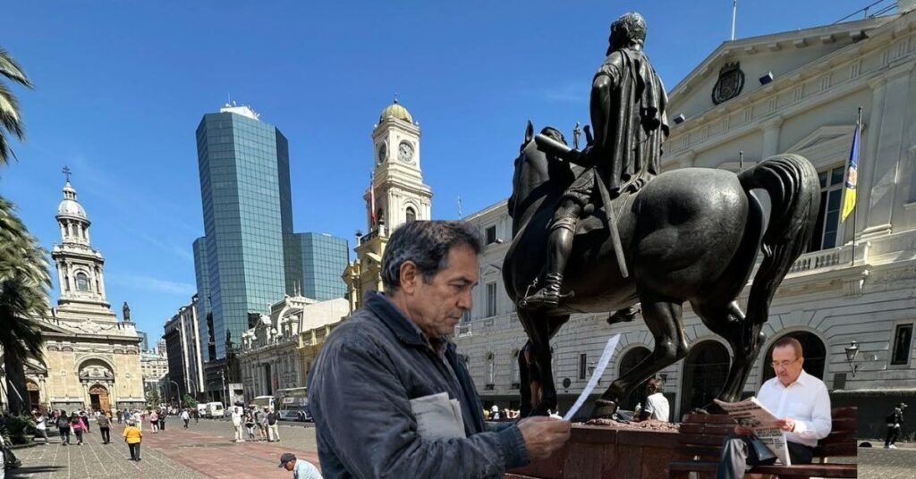 Hombre revisando avisos de empleo en una plaza pública en Chile, en el contexto de la tasa de desempleo 2026