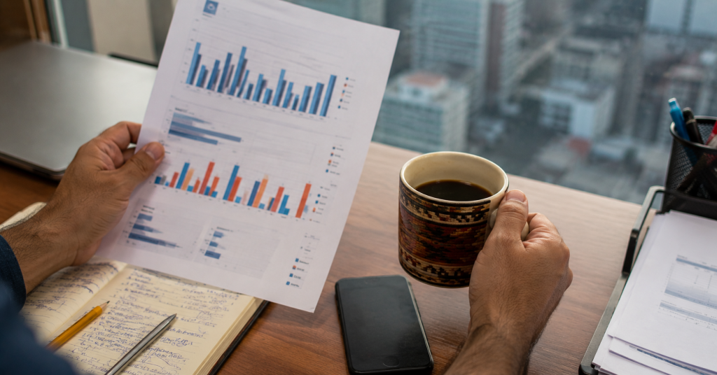 Informe de estadísticas laborales sobre el escritorio en un análisis de la tasa de desempleo en Perú
