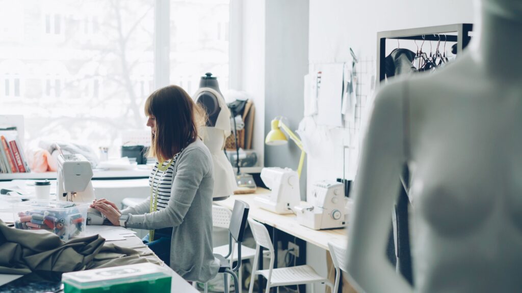 Trabajadora textil en su puesto de trabajo, en el contexto de la reforma a la jornada laboral en México 2026