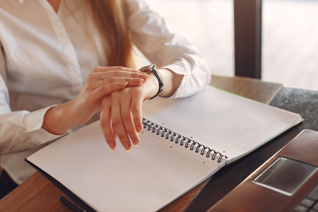 Persona calculando el salario mínimo por hora en Estados Unidos en 2026