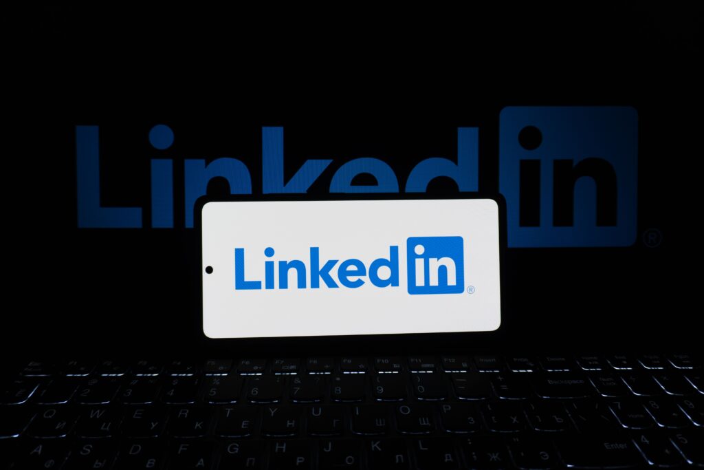 Logo de LinkedIn en pantalla de celular, la red profesional más usada por reclutadores para buscar talento